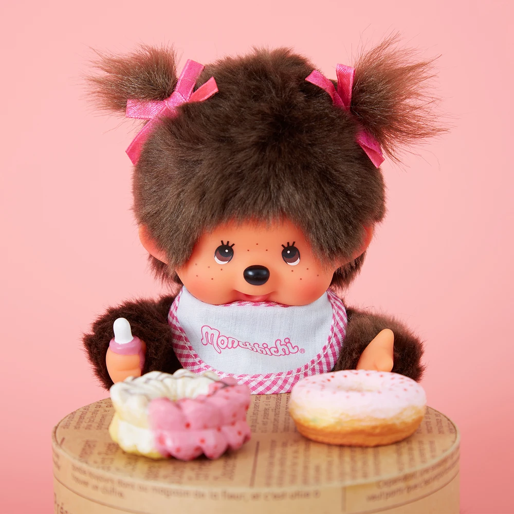 Monchhichi - Peluche Fille bavoir rose et blanc – Image 9