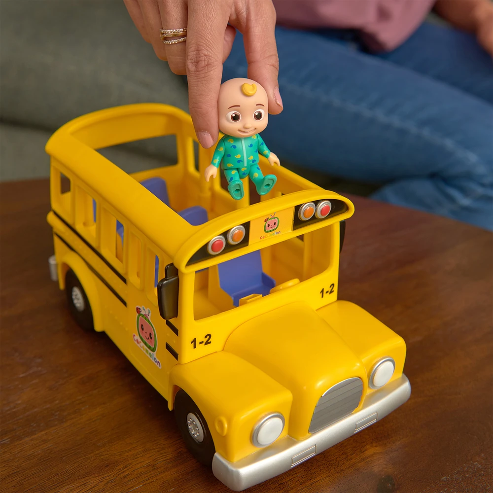 CoComelon - Bus scolaire musical jaune - véhicule qui joue la chanson "The wheels on the bus" et sa figurine JJ – Image 2