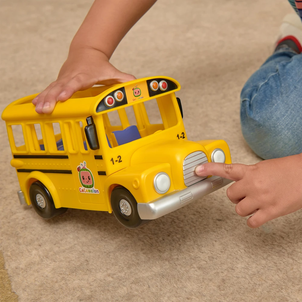 CoComelon - Bus scolaire musical jaune - véhicule qui joue la chanson "The wheels on the bus" et sa figurine JJ – Image 3