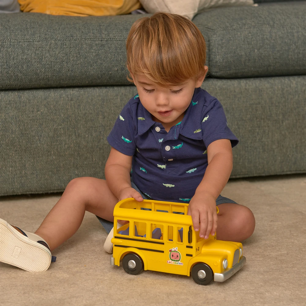 CoComelon - Bus scolaire musical jaune - véhicule qui joue la chanson "The wheels on the bus" et sa figurine JJ – Image 4