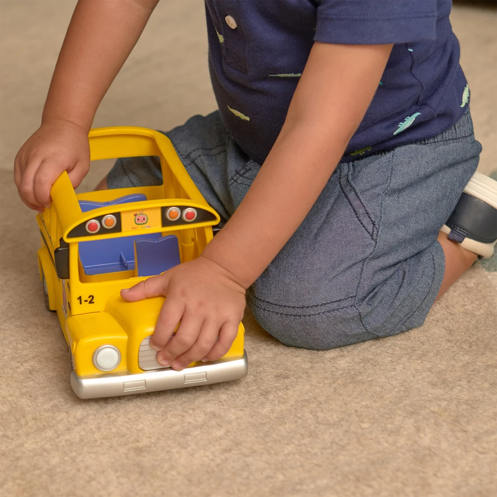 CoComelon - Bus scolaire musical jaune - véhicule qui joue la chanson "The wheels on the bus" et sa figurine JJ – Image 5