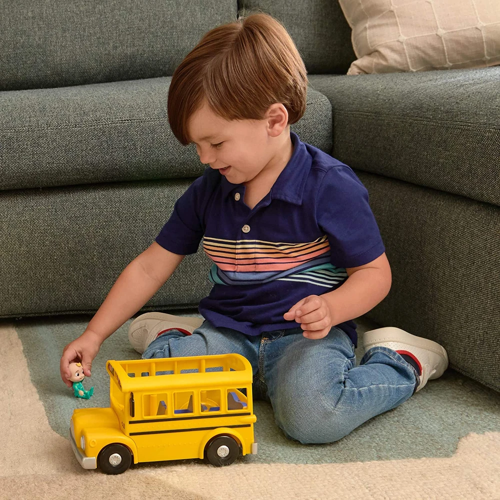 CoComelon - Bus scolaire musical jaune - véhicule qui joue la chanson "The wheels on the bus" et sa figurine JJ – Image 6