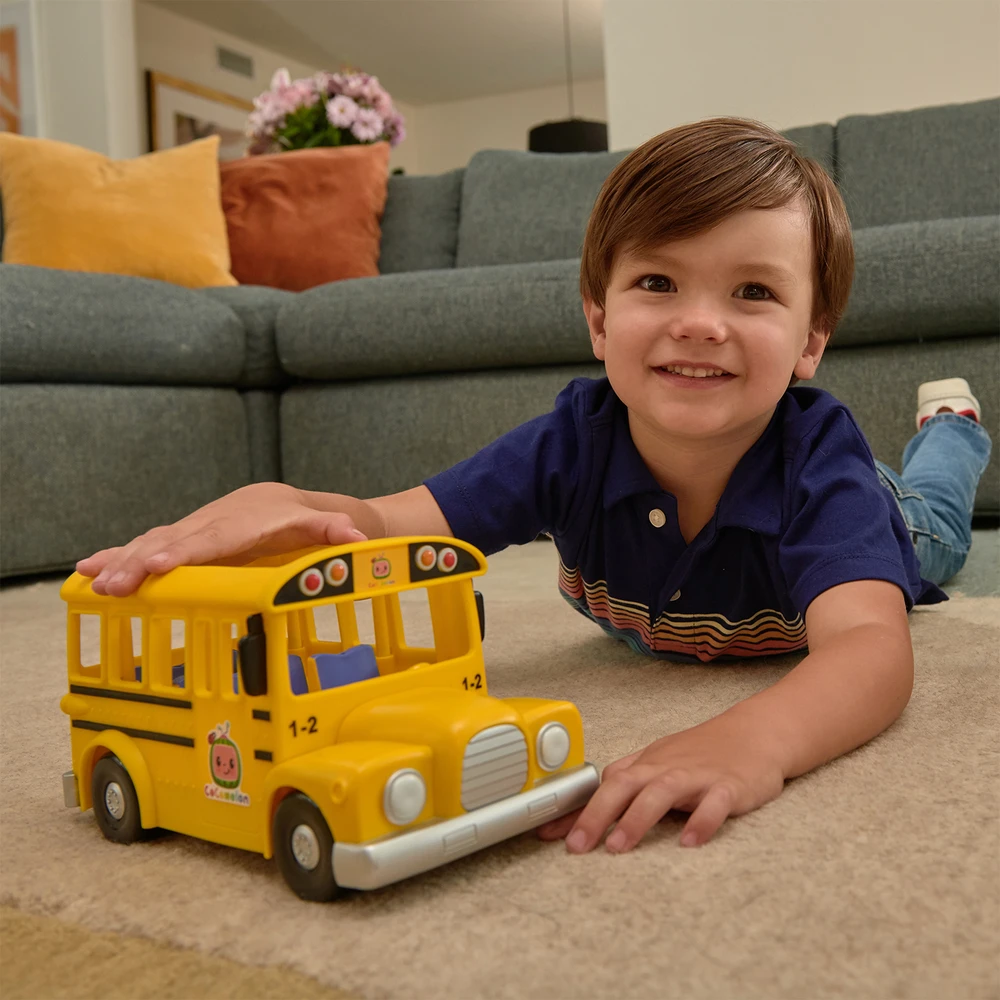 CoComelon - Bus scolaire musical jaune - véhicule qui joue la chanson "The wheels on the bus" et sa figurine JJ – Image 7