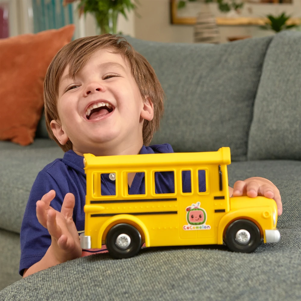 CoComelon - Bus scolaire musical jaune - véhicule qui joue la chanson "The wheels on the bus" et sa figurine JJ – Image 8