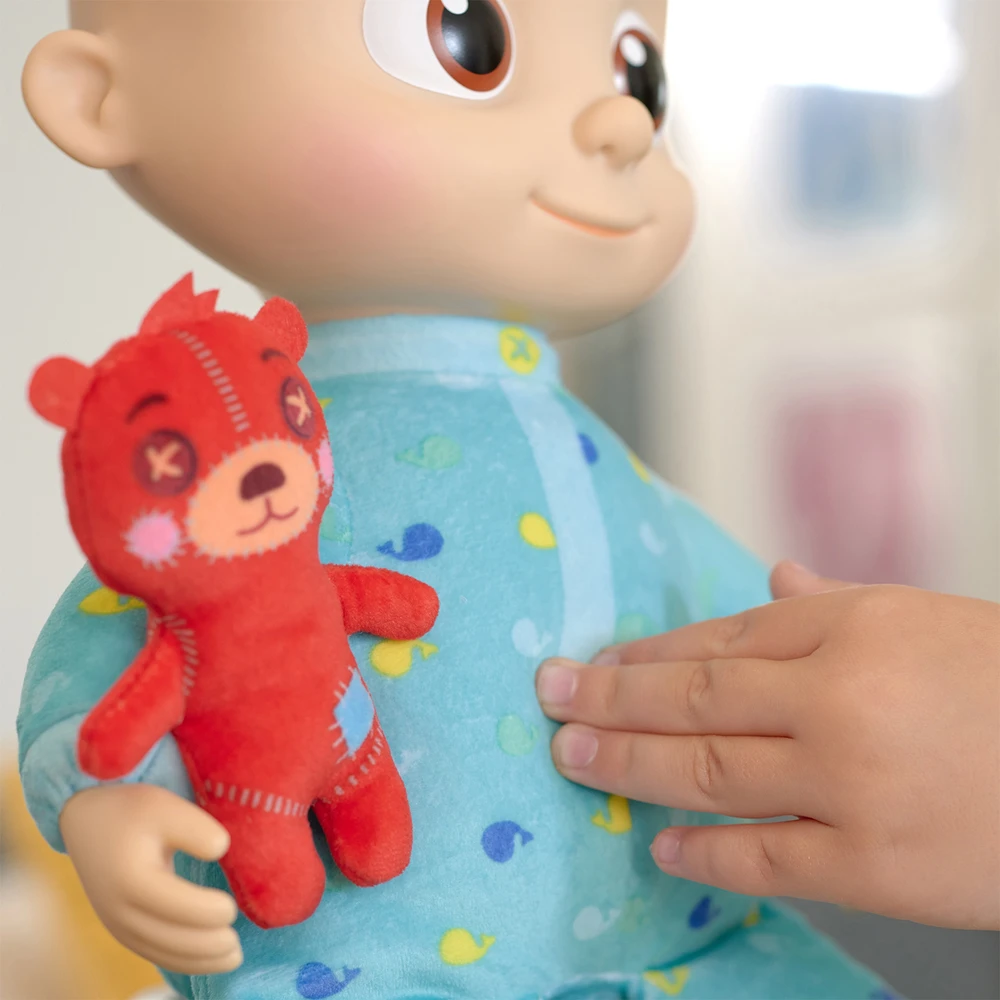 CoComelon - Bébé musical JJ - doudou / poupée 30 cm qui joue la chanson "Yes yes bed time" – Image 4