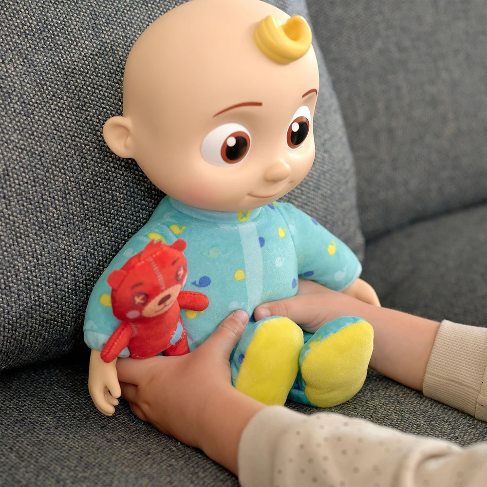 CoComelon - Bébé musical JJ - doudou / poupée 30 cm qui joue la chanson "Yes yes bed time" – Image 5