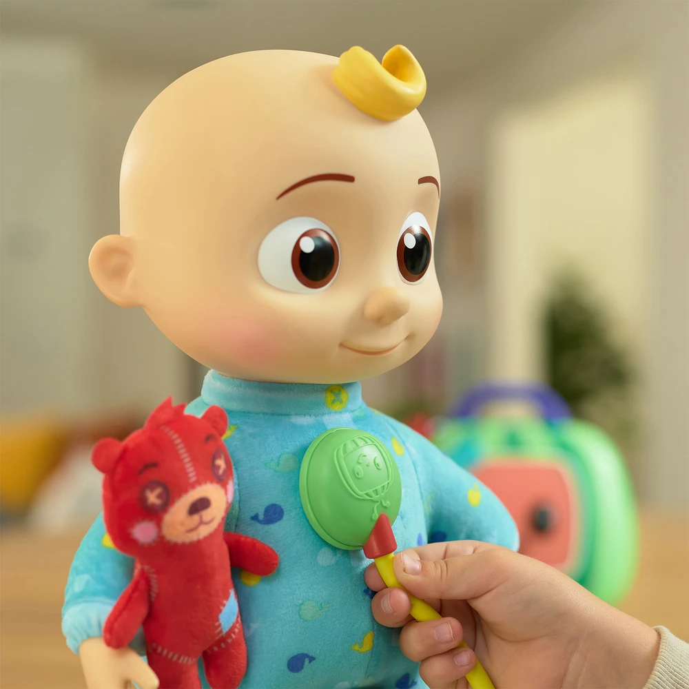 CoComelon - Bébé musical JJ - doudou / poupée 30 cm qui joue la chanson "Yes yes bed time" – Image 6