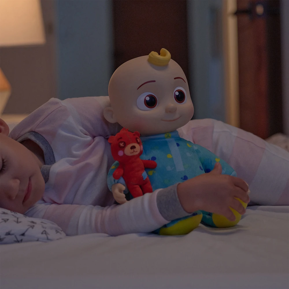 CoComelon - Bébé musical JJ - doudou / poupée 30 cm qui joue la chanson "Yes yes bed time" – Image 8