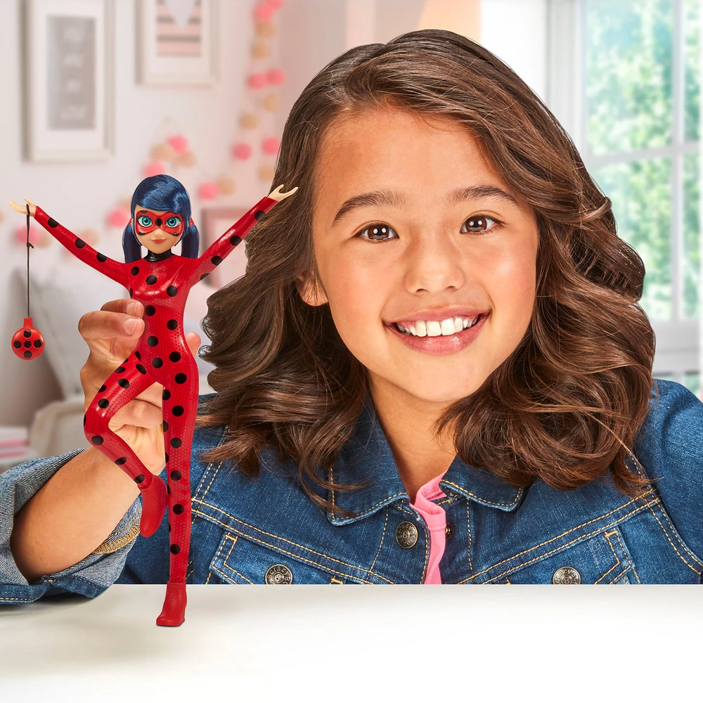 Miraculous Ladybug - Poupée articulée Ladybug - Ladybug avec son yoyo en mode téléphone - Costume effet vinyle – Image 6