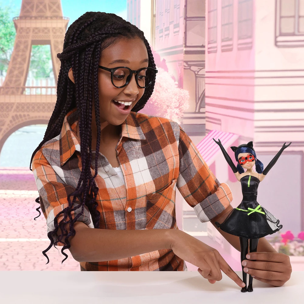 Miraculous - Poupée Ladybug Transformation - Poupée 26 cm qui se transforme en Lady Noire et Bug Noire - Jouet Miraculous - Poupée articulée avec 2 tenues – Image 5